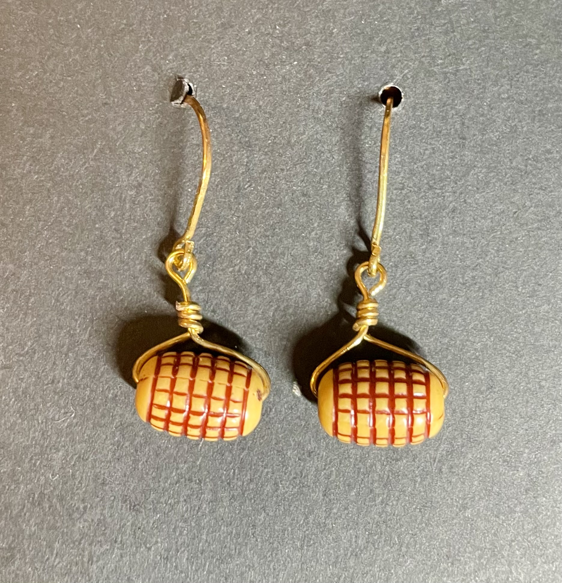 Honey Grid Oval Simple Wrap Gold Earrings